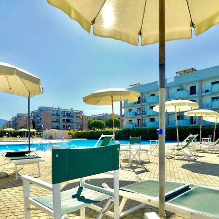 Isa-Apartments 4 Beds In Residence With Swimming-Pool In San Vincenzo, Just 600 Meters From The Sea Екстериор снимка