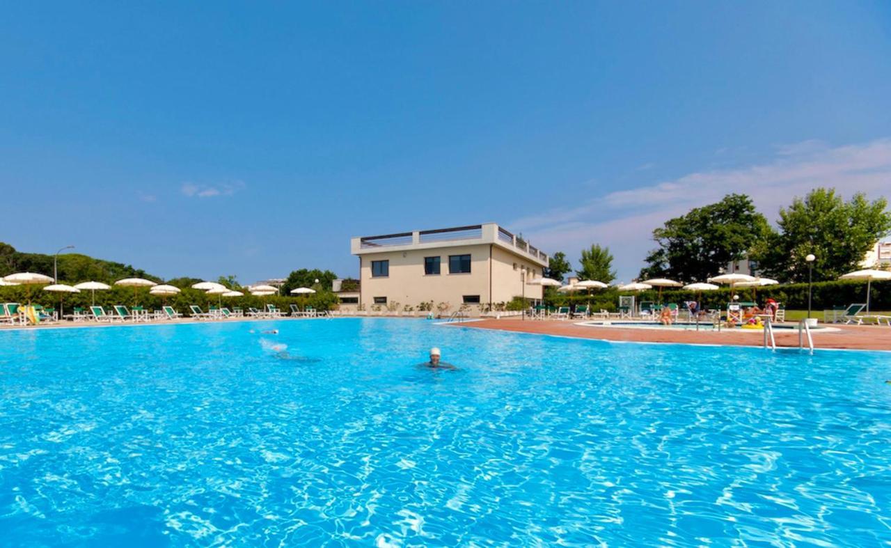 Isa-Apartments 4 Beds In Residence With Swimming-Pool In San Vincenzo, Just 600 Meters From The Sea Екстериор снимка