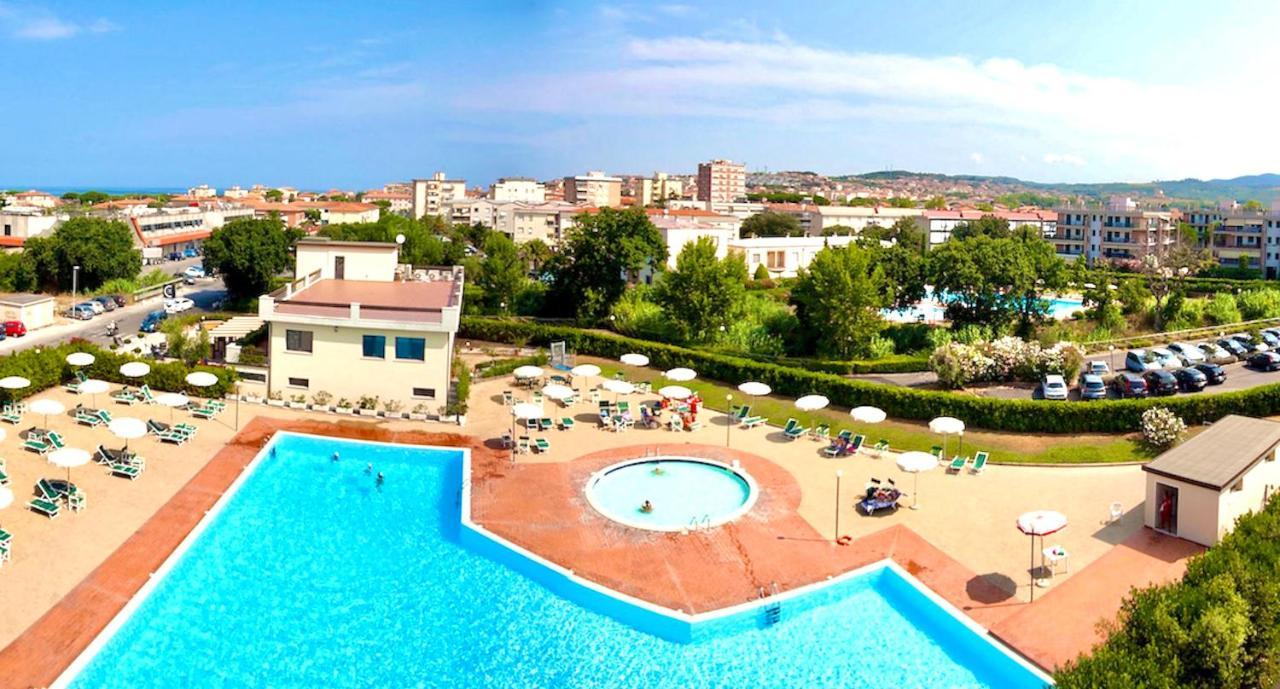 Isa-Apartments 4 Beds In Residence With Swimming-Pool In San Vincenzo, Just 600 Meters From The Sea Екстериор снимка