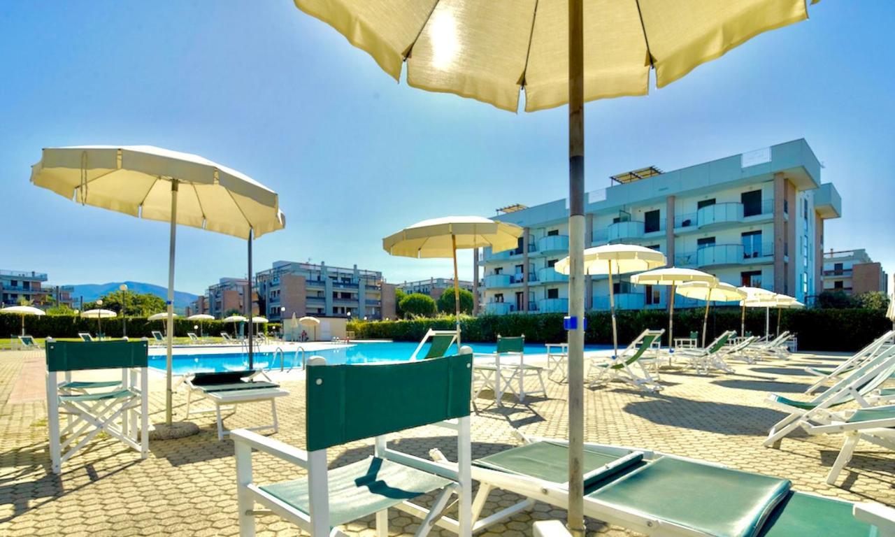 Isa-Apartments 4 Beds In Residence With Swimming-Pool In San Vincenzo, Just 600 Meters From The Sea Екстериор снимка
