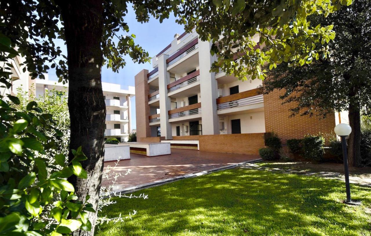 Isa-Apartments 4 Beds In Residence With Swimming-Pool In San Vincenzo, Just 600 Meters From The Sea Екстериор снимка